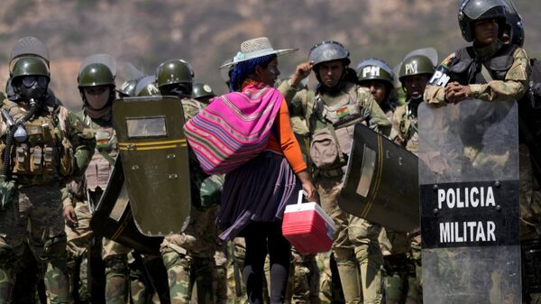 Un vendedor vende helados a la Policía Militar después de que retiraran los bloqueos de carreteras establecidos por los partidarios del expresidente Evo Morales, para evitar que se enfrente a una investigación penal por acusaciones de abuso de un menor mientras estaba en el cargo, en Parotani, Bolivia - Sputnik Mundo