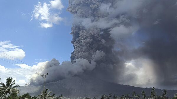 El monte Lewotobi Laki-Laki arroja material volcánico durante una erupción, en Indonesia, 7 de noviembre de 2024  - Sputnik Mundo