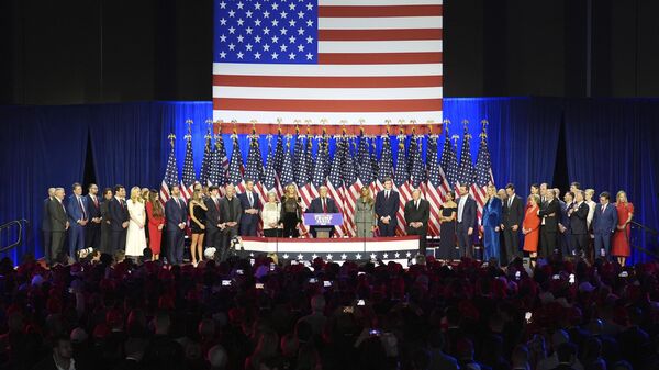 Donald Trump habla en el Centro de Convenciones del Condado de Palm Beach durante una fiesta de observación de la noche electoral, el miércoles 6 de noviembre de 2024, en West Palm Beach, Florida.  - Sputnik Mundo