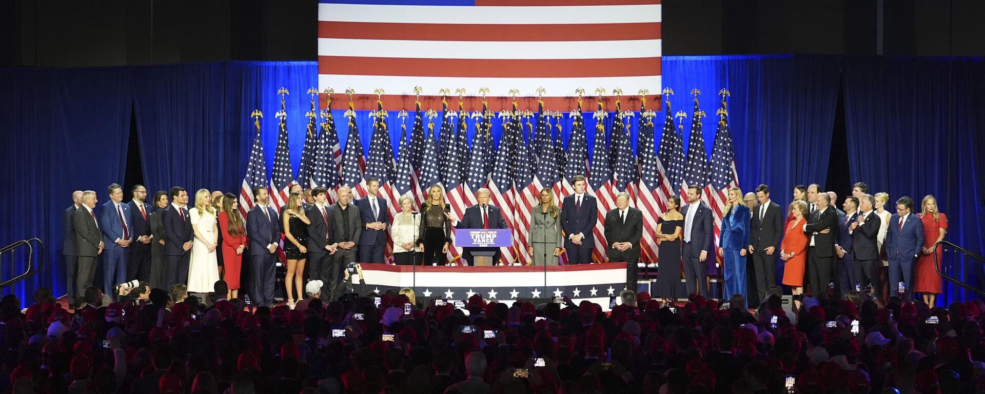 Donald Trump habla en el Centro de Convenciones del Condado de Palm Beach durante una fiesta de observación de la noche electoral, el miércoles 6 de noviembre de 2024, en West Palm Beach, Florida.  - Sputnik Mundo, 1920, 08.11.2024