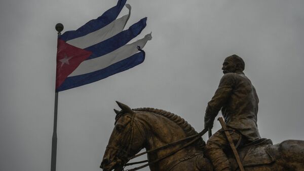 Una bandera cubana destrozada por los vientos del huracán Rafael ondea sobre la estatua del general Calixto García en La Habana, Cuba, el 6 de noviembre de 2024. - Sputnik Mundo