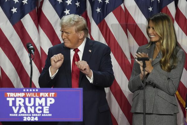 El 5 de noviembre se celebraron en Estados Unidos los comicios para elegir al 47.º presidente del país.  En la foto: el candidato a la Presidencia estadounidense por el Partido Republicano, expresidente y ganador de la carrera electoral de 2024, Donald Trump, bailando mientras la ex primera dama Melania Trump le contempla. - Sputnik Mundo