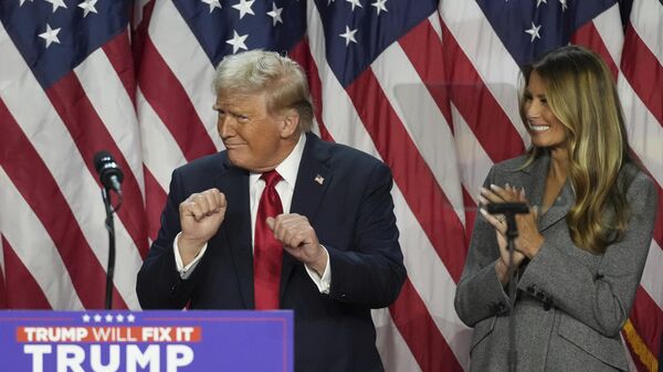 Кандидат в президенты от Республиканской партии, бывший президент Дональд Трамп танцует, а бывшая первая леди Мелания Трамп наблюдает за ним, США - Sputnik Mundo