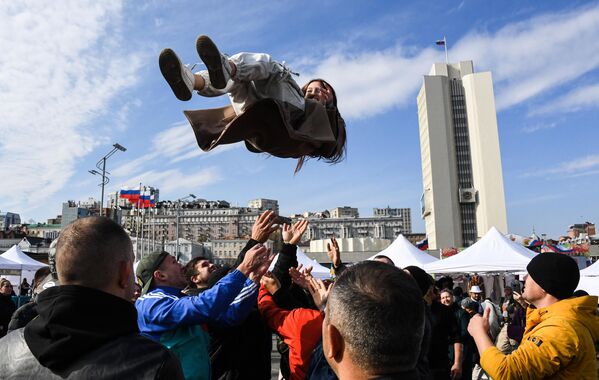 Cada 4 de noviembre, Rusia celebra el Día de la Unidad Popular, fecha en la que en 1612 el levantamiento popular liberó Moscú de los invasores polaco-lituanos, marcando el fin de la época del interregno y los disturbios en los que se encontraba el país desde 1598. En la imagen: actos festivos en la ciudad rusa de Vladivostok con motivo del Día de la Unidad Popular de Rusia. - Sputnik Mundo