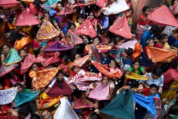 Góvardhan puja o montaña de comida es un festival hindú durante el cual los devotos llevan ofrendas de arroz y otros alimentos vegetarianos a los templos, erigiendo metafóricamente la colina sagrada de Góvardhan.En la foto: las celebraciones de Góvardhan puja en el templo de Radha Madan Mohan en la ciudad de Calcuta. - Sputnik Mundo