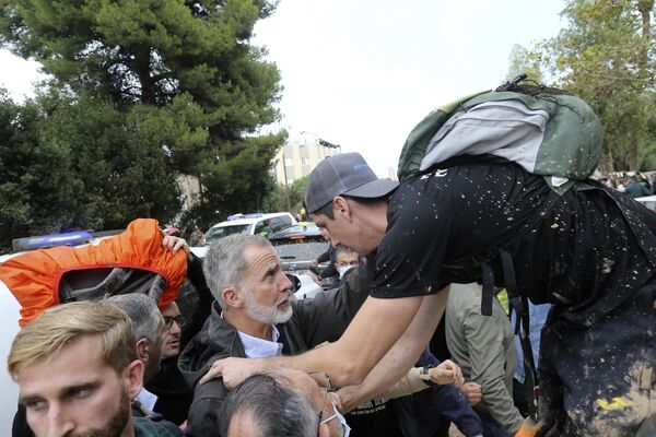 El 3 de noviembre, el rey Felipe VI y su esposa fueron agredidos verbalmente y con barro por los afectados de la DANA, quienes se mostraron indignados durante su visita a las zonas devastadas por las inundaciones en Valencia. En la imagen: Felipe VI hablando con una persona después del incidente. - Sputnik Mundo