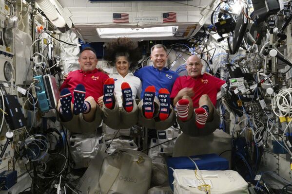 Los astronautas Butch Wilmore, Sunny Williams, Nick Hague y Don Pettit llevan calcetines con la bandera estadounidense a bordo de la Estación Espacial Internacional el día de las elecciones en EEUU. - Sputnik Mundo