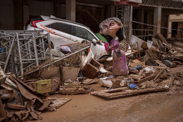 Una falla es un monumento artístico que se instala en las calles durante la fiesta de las Fallas de la provincia española de Valencia.En la foto: una falla en un barrio afectado por la DANA en la localidad valenciana de Catarroja. - Sputnik Mundo