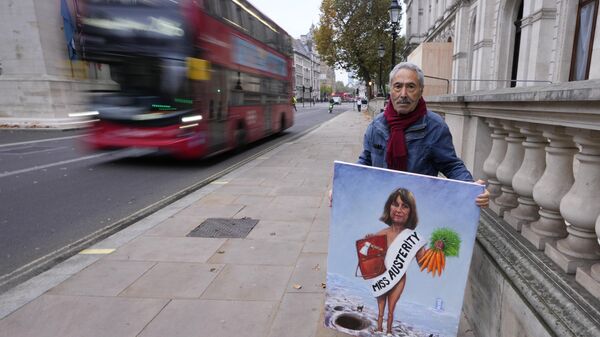 Un cartel satírico que representa a la ministra de Hacienda británica, Rachel Reeves, con una cinta en la que se lee Miss Austeridad - Sputnik Mundo