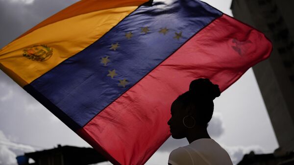 Mujer ondea la bandera de Venezuela - Sputnik Mundo