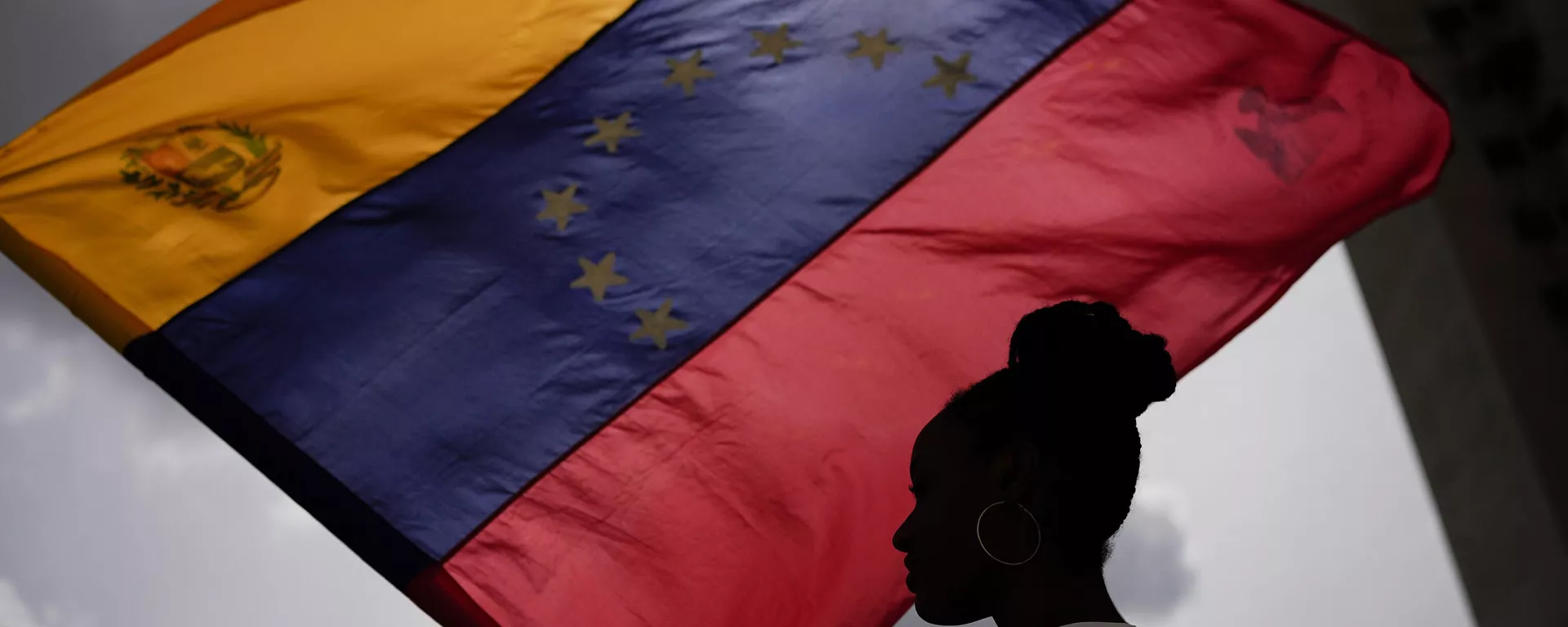 Mujer ondea la bandera de Venezuela - Sputnik Mundo, 1920, 09.01.2025