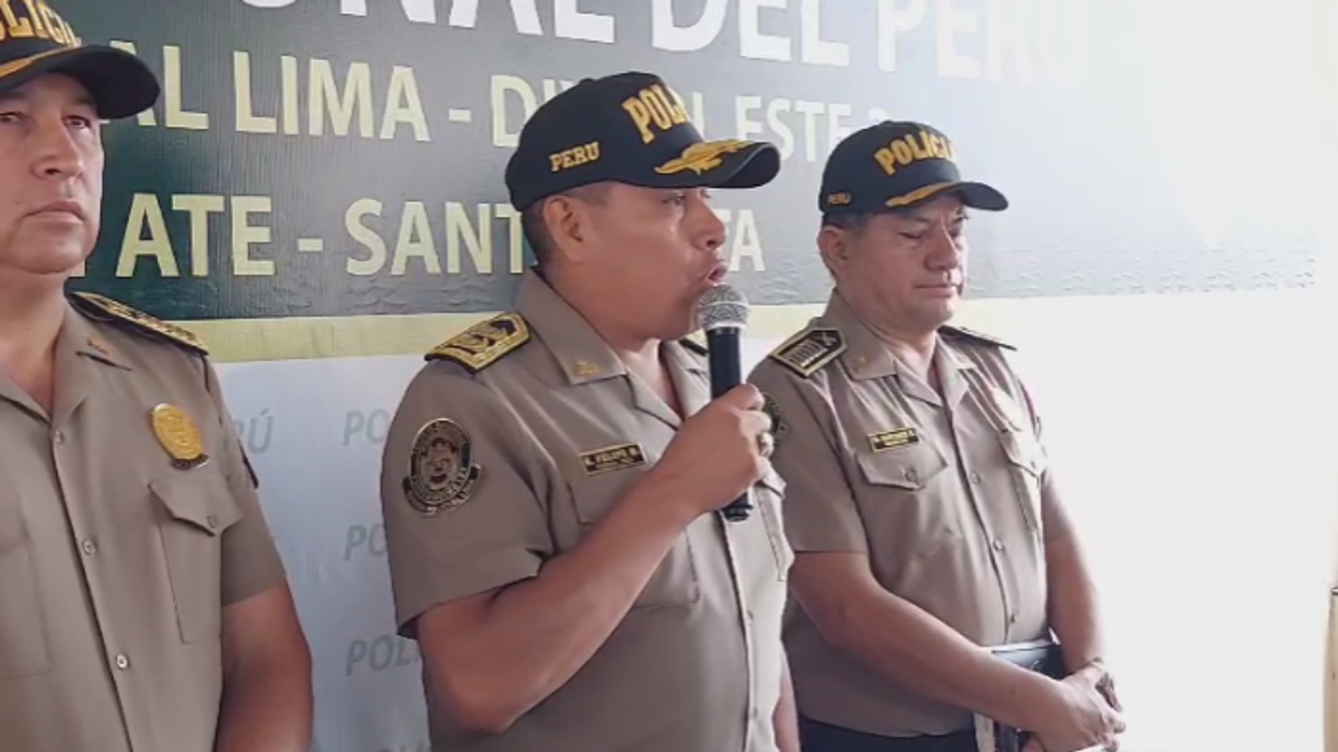 El general Enrique Felipe Monroy, jefe de la Región Policial Lima (ctro.) - Sputnik Mundo, 1920, 11.11.2024