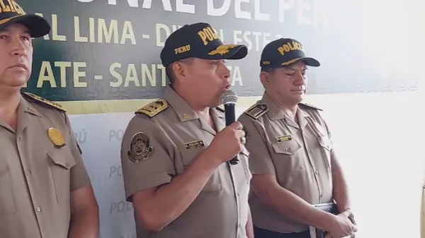 El general Enrique Felipe Monroy, jefe de la Región Policial Lima (ctro.) - Sputnik Mundo