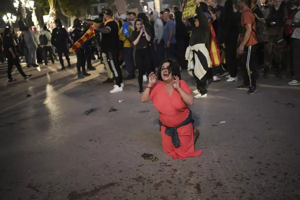 Una manifestante se arrodilla frente a la policía antidisturbios durante las protestas de condena a la gestión de las recientes inundaciones bajo el lema "Mazón, dimisión", dirigido a Carlos Mazón.Como señalan los medios, las autoridades locales no enviaron alertas de inundación a los teléfonos móviles de los ciudadanos durante varias horas después de que comenzara la catástrofe. Una manifestante se arrodilla frente a la policía antidisturbios durante las protestas de condena a la gestión de las recientes inundaciones bajo el lema "Mazón, dimisión", dirigido a Carlos Mazón.Como señalan los medios, las autoridades locales no enviaron alertas de inundación a los teléfonos móviles de los ciudadanos durante varias horas después de que comenzara la catástrofe. - Sputnik Mundo