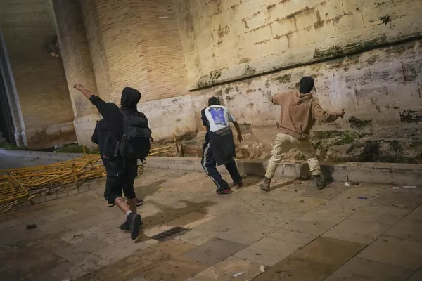 Algunos manifestantes en Valencia vertieron barro sobre el edificio del gobierno local y dejaron huellas de palmeras en la fachada. Algunos manifestantes en Valencia vertieron barro sobre el edificio del gobierno local y dejaron huellas de palmeras en la fachada. - Sputnik Mundo