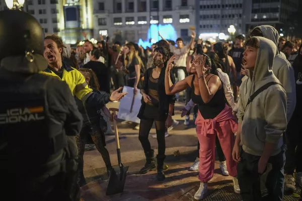 Manifestantes se enfrentan a la policía antidisturbios durante la manifestación. Al menos 31 agentes de seguridad resultaron heridos y cuatro protestantes fueron detenidos. Manifestantes se enfrentan a la policía antidisturbios durante la manifestación. Al menos 31 agentes de seguridad resultaron heridos y cuatro protestantes fueron detenidos. - Sputnik Mundo