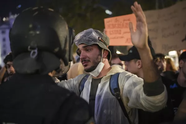 El 3 de noviembre, el rey Felipe VI de España se enfrentó a la ira de los habitantes de la localidad de Paiporta, también afectada por las inundaciones. El monarca y su esposa visitaron las zonas damnificadas, pero los manifestantes locales arrojaron barro contra ellos. El 3 de noviembre, el rey Felipe VI de España se enfrentó a la ira de los habitantes de la localidad de Paiporta, también afectada por las inundaciones. El monarca y su esposa visitaron las zonas damnificadas, pero los manifestantes locales arrojaron barro contra ellos. - Sputnik Mundo