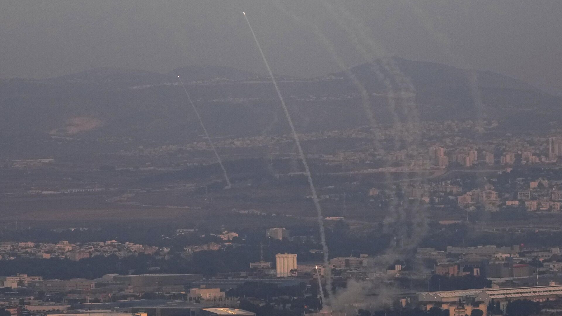 Sistema de defensa aérea israelí Cúpula de Hierro opera para interceptar proyectiles lanzados desde el Líbano, visto desde Haifa, norte de Israel, el 7 de noviembre de 2024  - Sputnik Mundo, 1920, 07.12.2024