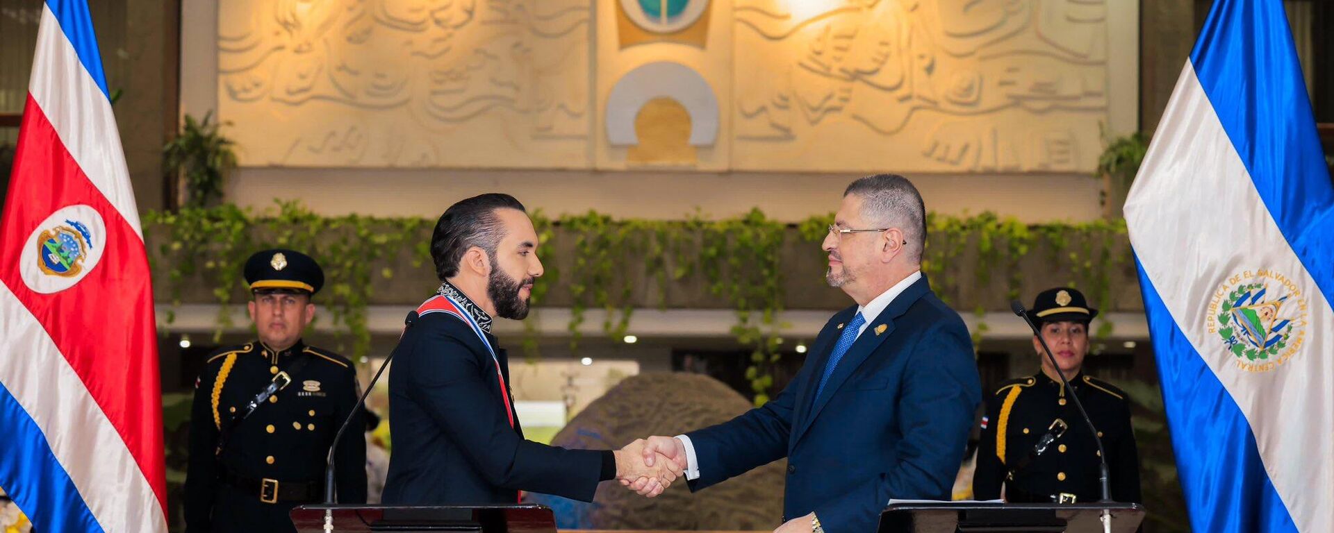 El presidente de Costa Rica recibió a su homólogo de El Salvador en una visita oficial.  - Sputnik Mundo, 1920, 12.11.2024
