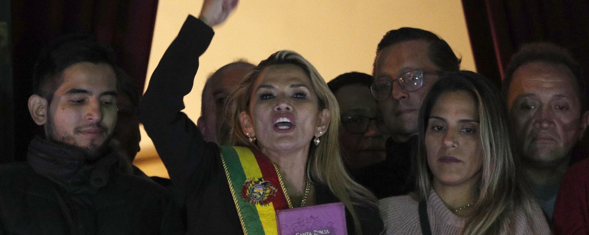 Jeanine Áñez tras declararse presidenta de facto de Bolivia en 2019 - Sputnik Mundo, 1920, 13.11.2024