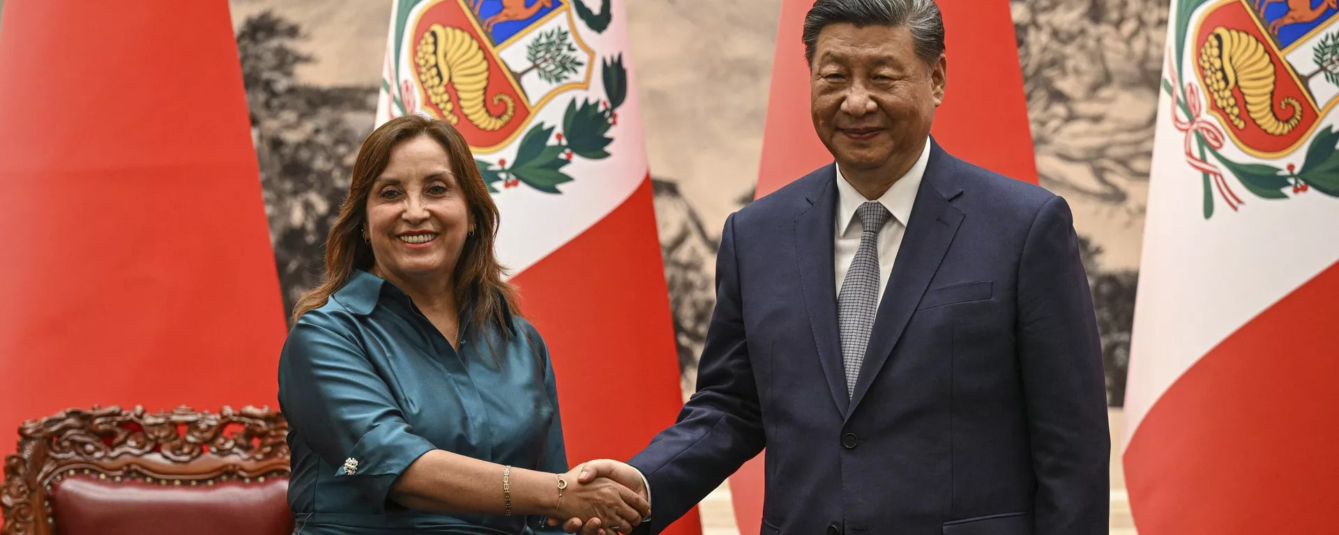 La presidenta de Perú, Dina Boluarte, y el presidente de China, Xi Jinping (imagen referencial) - Sputnik Mundo, 1920, 15.11.2024