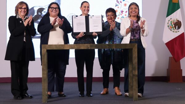La presidenta de México, Claudia Sheinbaum, firmó la ley para garantizar la igualdad sustantiva para las mujeres. - Sputnik Mundo