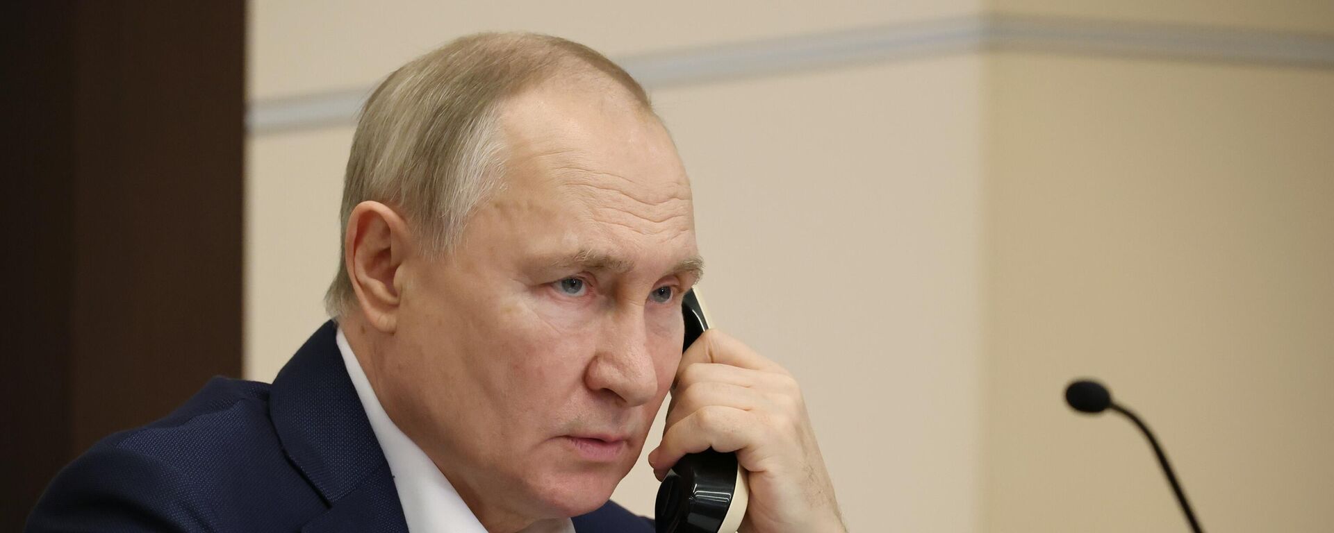 Vladímir Putin, presidente ruso, habla por teléfono   - Sputnik Mundo, 1920, 15.11.2024