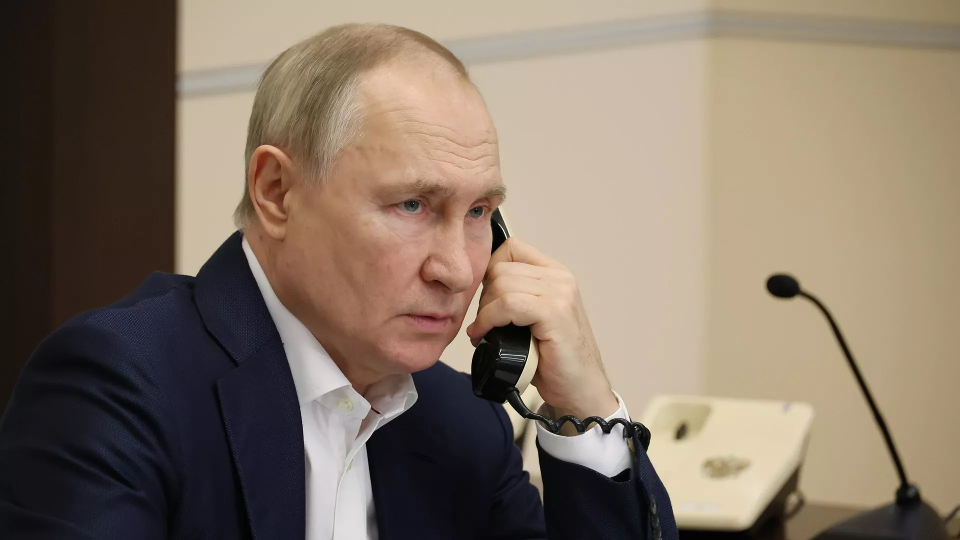 Vladímir Putin, presidente ruso, habla por teléfono   - Sputnik Mundo, 1920, 15.11.2024