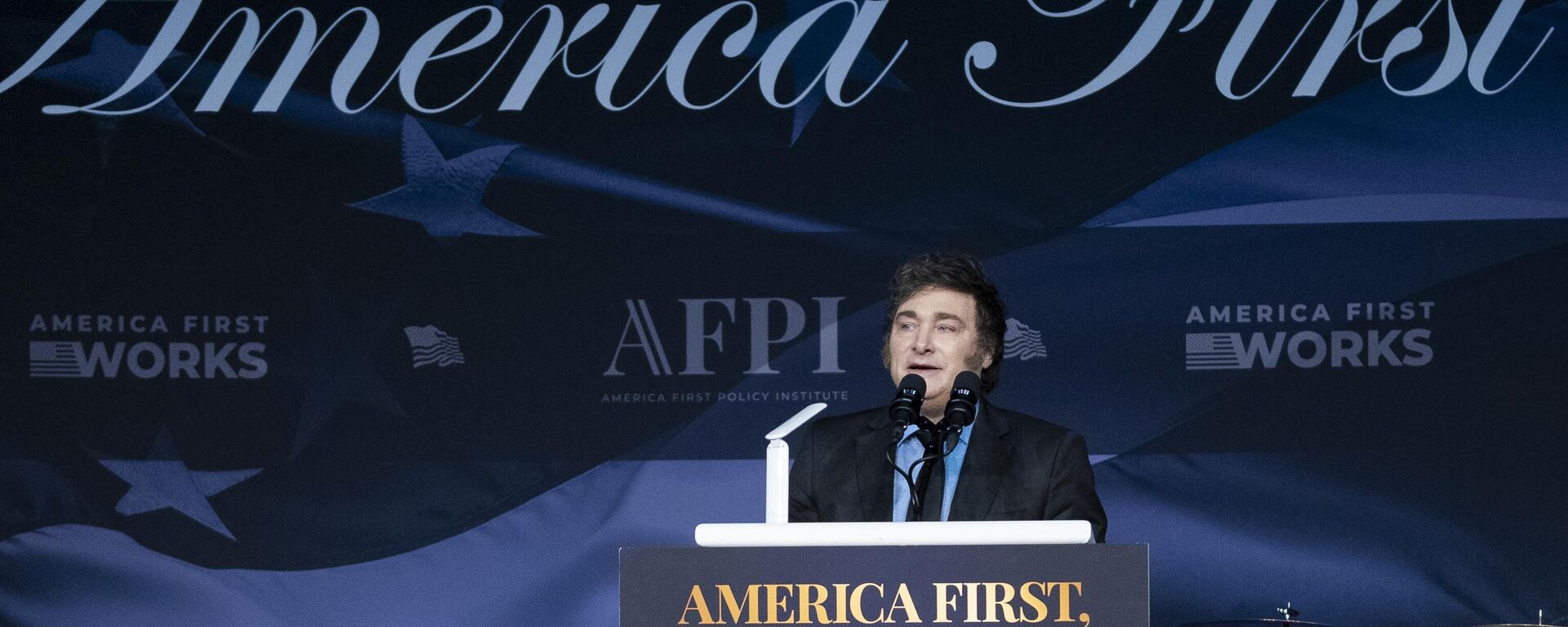 El presidente argentino Javier Milei habla ante el presidente electo Donald Trump durante una gala del America First Policy Institute en su finca Mar-a-Lago, el 14 de noviembre de 2024, en Palm Beach, Florida  - Sputnik Mundo, 1920, 16.11.2024