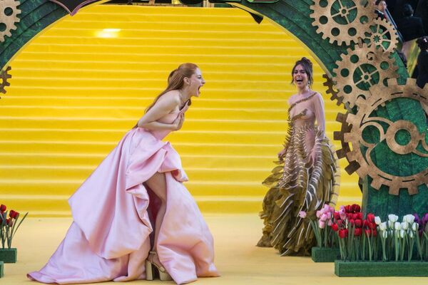 Las actrices Cecilia de la Cueva y Danna Paola posan en la alfombra amarilla deWicked: parte uno en el Auditorio Nacional en la Ciudad de México, México. - Sputnik Mundo