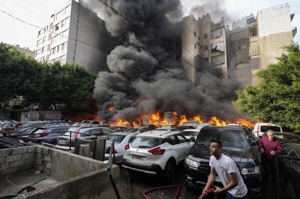 Incendio provocado por la ignición de un depósito de diésel en un aparcamiento de una zona residencial de Beirut, el Líbano. - Sputnik Mundo
