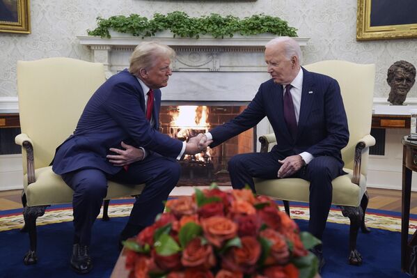El mandatario de EEUU, Joe Biden, se reúne con el ganador de las presidenciales, Donald Trump, en el Despacho Oval de la Casa Blanca. - Sputnik Mundo