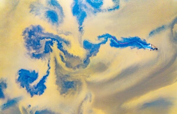 Vista aérea de un pescador recolectando gambas en un lago salado en la ciudad china de Yuncheng. - Sputnik Mundo