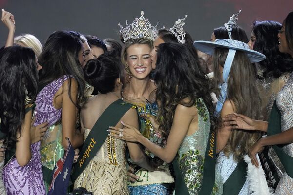 La nueva Miss Tierra 2024, Jessica Lane, de Australia (ctro.) es saludada por las concursantes durante la noche de la Gran Coronación en un hotel en Parañaque, Filipinas. - Sputnik Mundo