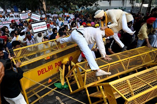 Miembros del Global Hindu Sikh Forum protestan contra los incidentes de violencia en Canadá en un templo de la ciudad de Brampton, cerca de la Embajada de Canadá en Nueva Deli, India. - Sputnik Mundo