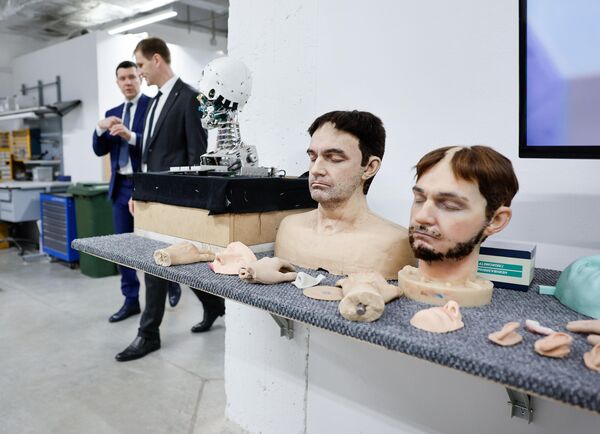 Productos de la empresa de robótica Promobot de la ciudad rusa de Perm. La compañía desarrolla mecatrónica, electrónica, inteligencia artificial y redes neuronales, navegación autónoma, reconocimiento de voz, piel y músculos artificiales, e investiga la interacción persona-máquina. - Sputnik Mundo