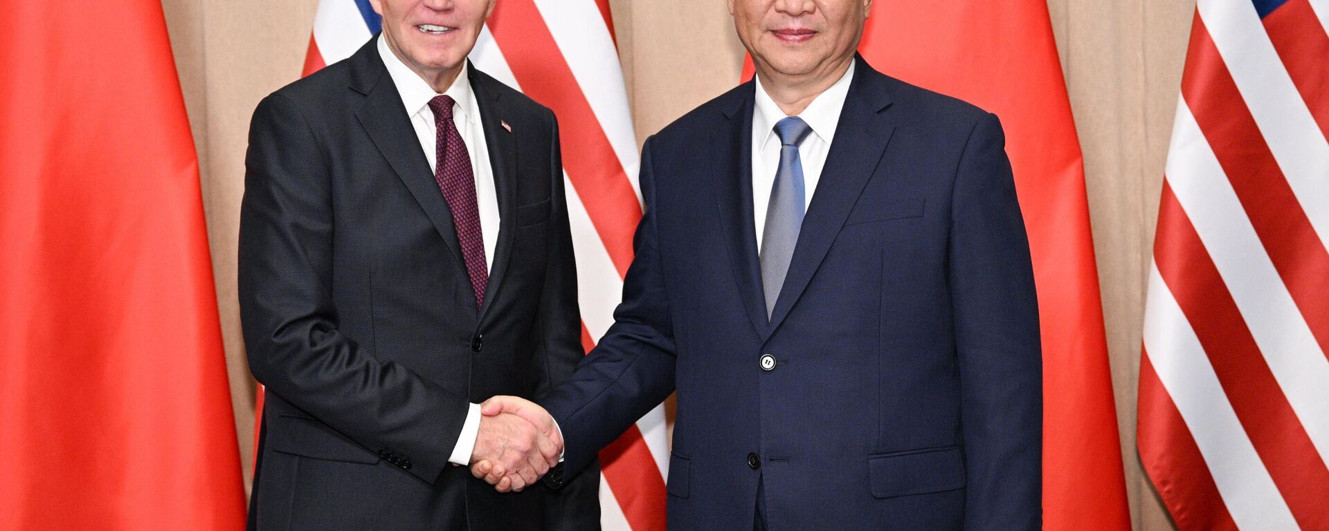 Los presidentes Xi Jinping y Joe Biden se reunieron este sábado en el marco de la cumbre de la APEC en Perú. - Sputnik Mundo, 1920, 17.11.2024