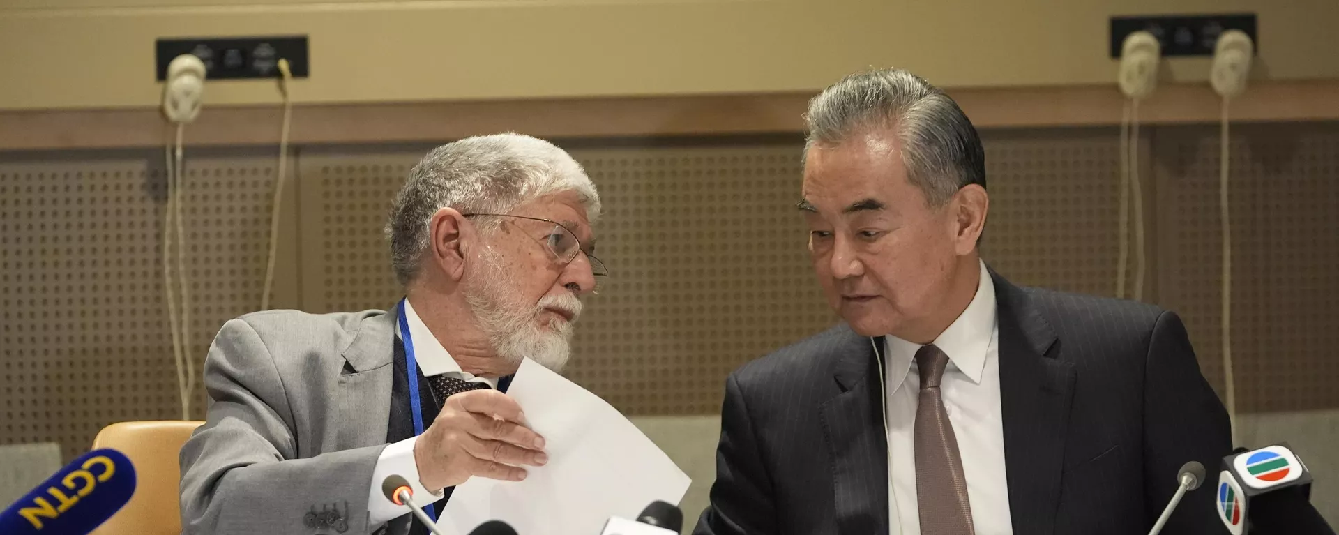 El asesor presidencial brasileño, Celso Amorim, con el ministro de Exteriores de China, Wang Yi - Sputnik Mundo, 1920, 17.11.2024