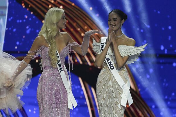 Miss Tailandia, Suchata Chuangsri, y Miss Dinamarca, Victoria Kjaer Theilvig, concursan durante la ronda final del evento. - Sputnik Mundo
