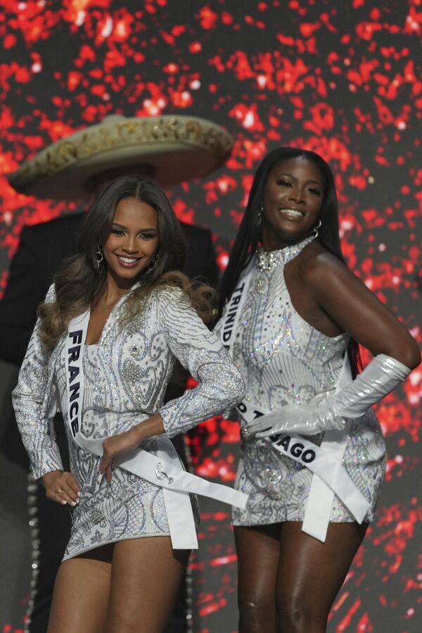 Miss Francia, Indira Ampiot, a la izquierda, y Miss Trinidad y Tobago, Jenelle Thongs, compiten durante la ronda final de la 73.ª edición del certamen de belleza Miss Universo. - Sputnik Mundo
