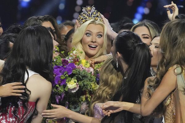 Miss Dinamarca, Victoria Kjaer Theilvig, en el centro, recibe las felicitaciones de otras concursantes luego de ganar el certamen. - Sputnik Mundo