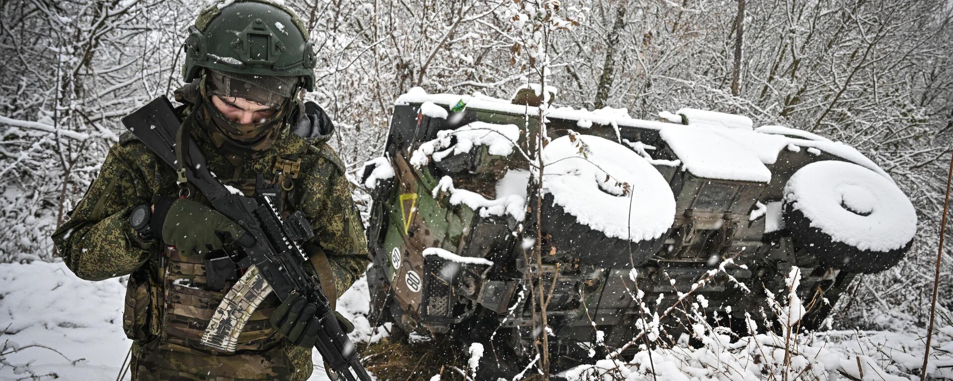 Militar ruso con un vehículo blindado de Ucrania destruido en el fondo - Sputnik Mundo, 1920, 17.11.2024