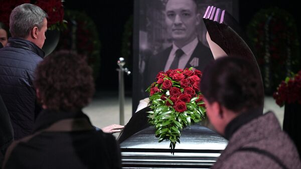 Acto de despedida del periodista Semión Eriomin, corresponsal de guerra del canal de noticias ruso Izvestia, asesinado en la zona de combates - Sputnik Mundo