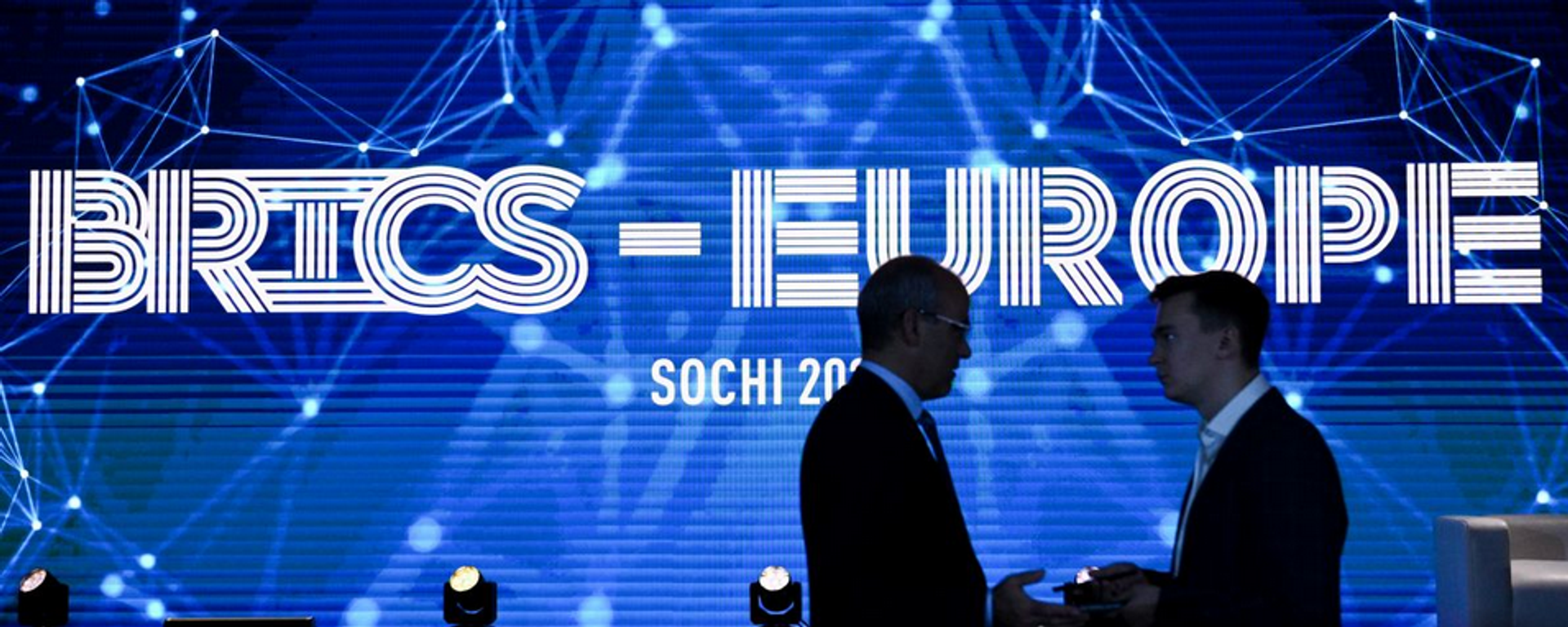 Captura de pantalla de la imagen tomada en el simposio El papel del Estado, la ciencia y la sociedad en el desarrollo de la cooperación socioeconómica entre los BRICS+ y los países y organizaciones europeos, celebrado en el territorio federal de Sirius. - Sputnik Mundo, 1920, 17.11.2024