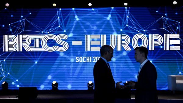 Captura de pantalla de la imagen tomada en el simposio El papel del Estado, la ciencia y la sociedad en el desarrollo de la cooperación socioeconómica entre los BRICS+ y los países y organizaciones europeos, celebrado en el territorio federal de Sirius. - Sputnik Mundo