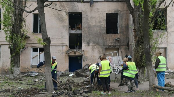 Una casa destruida tras los ataques ucranianos en la ciudad rusa de Górlovka, en la república popular de Donetsk  - Sputnik Mundo