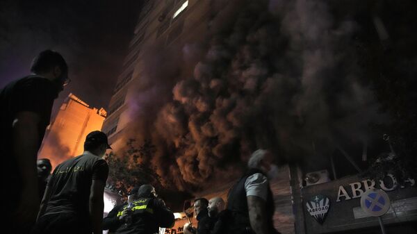 Edificio afectado por el ataque aéreo israelí en el centro de Beirut, Líbano, el 17 de octubre de 2024 - Sputnik Mundo