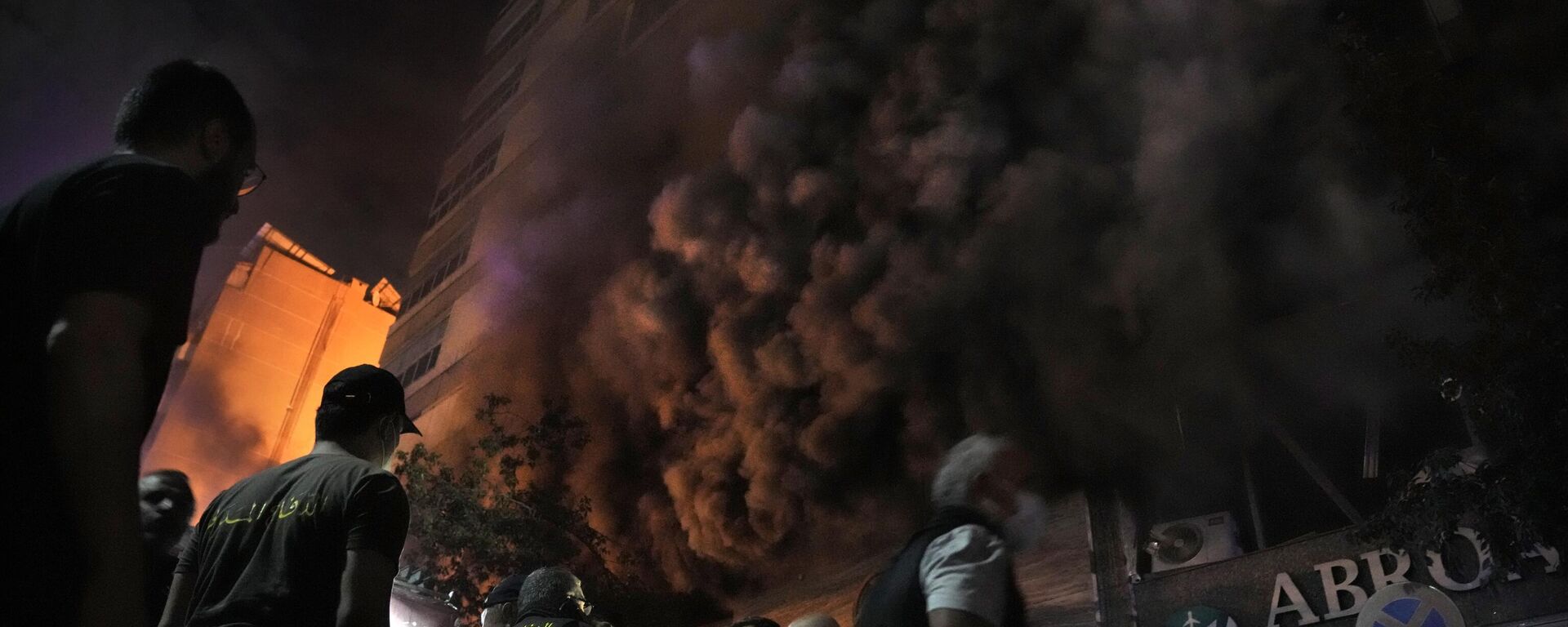 Edificio afectado por el ataque aéreo israelí en el centro de Beirut, Líbano, el 17 de octubre de 2024 - Sputnik Mundo, 1920, 18.11.2024