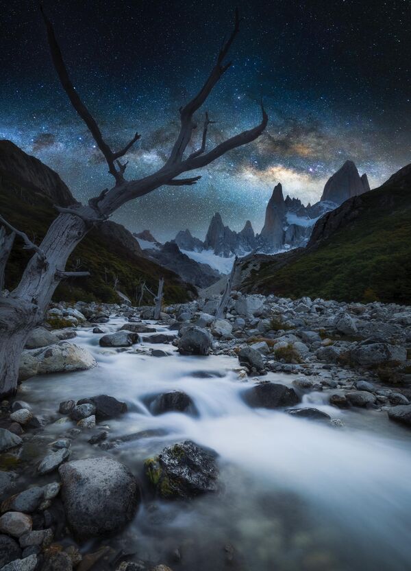 Alejandro Ares presentó su atmosférica obra Lugar de mis sueños, tomada en el Parque Nacional Los Glaciares, Argentina. Su imagen estaba entre las 101 mejores del concurso. - Sputnik Mundo