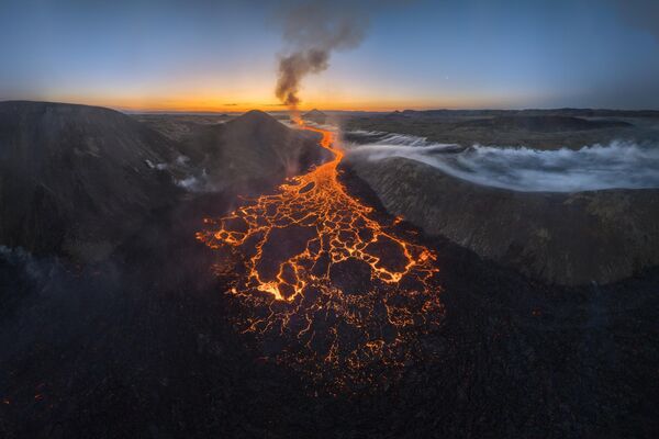 El artista italiano Matteo Strassera fue preseleccionado para el top-101 del concurso. Su obra denominada Yggdrasill muestra la montaña Litli-Hrutur, situada en la península de Reykjanes, Islandia. - Sputnik Mundo